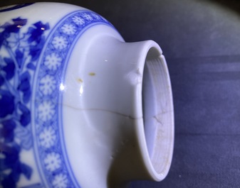 Cinq vases en porcelaine de Chine en bleu et blanc, Kangxi